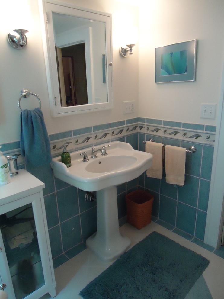 Свежая идея для дизайна: маленькая ванная комната в стиле кантри с раковиной с пьедесталом, угловым душем, керамической плиткой и полом из керамической плитки для на участке и в саду - отличное фото интерьера