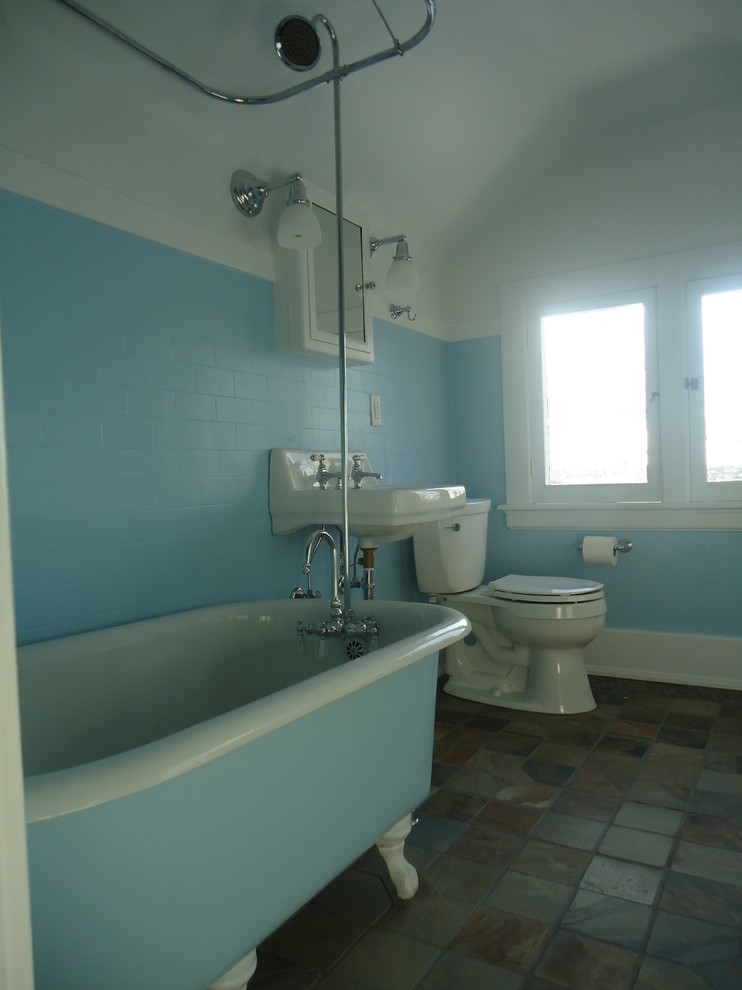 Inspiration pour une petite salle de bain rustique avec un lavabo suspendu, des portes de placard blanches, une baignoire sur pieds, un combiné douche/baignoire, WC séparés, un carrelage marron, un carrelage de pierre et un sol en carrelage de terre cuite.