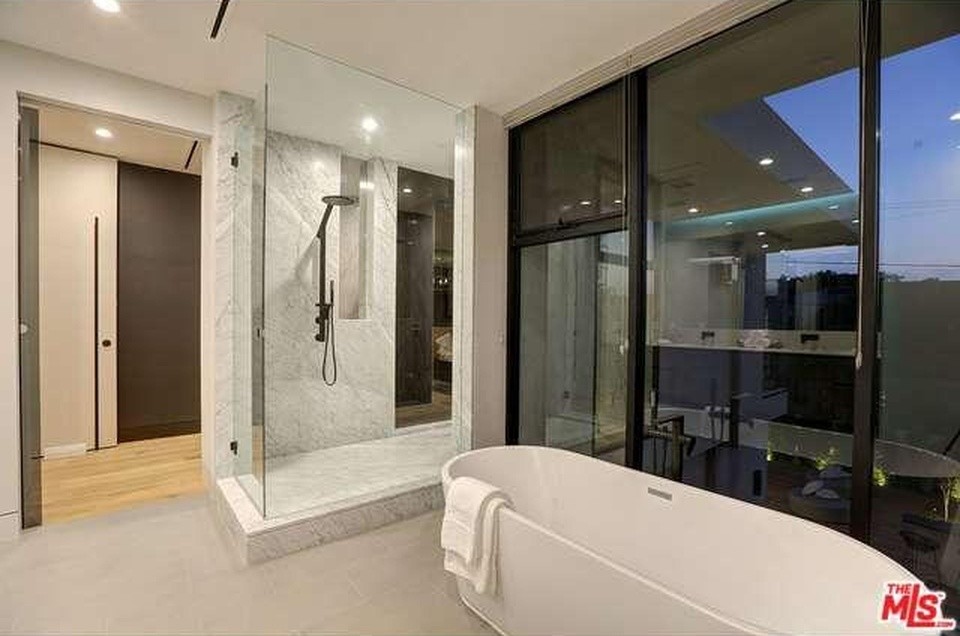 Foto de cuarto de baño principal minimalista grande con paredes grises
