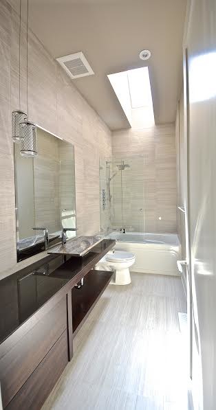 Идея дизайна: ванная комната среднего размера в современном стиле с плоскими фасадами, темными деревянными фасадами, душем над ванной, раздельным унитазом, бежевой плиткой, керамической плиткой, бежевыми стенами, полом из керамической плитки, настольной раковиной и стеклянной столешницей
