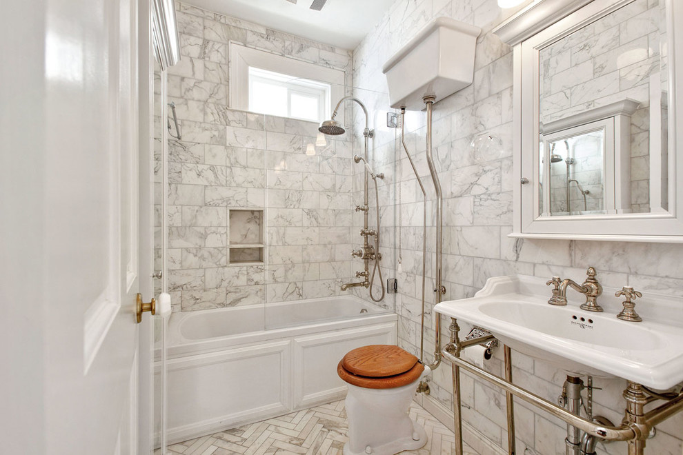 Immagine di una stanza da bagno chic con vasca ad alcova, WC a due pezzi, pavimento bianco, vasca/doccia, piastrelle bianche, piastrelle di marmo, pavimento in marmo, lavabo a consolle e doccia aperta