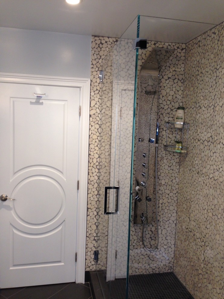 Inspiration för ett funkis vit vitt badrum, med ett badkar i en alkov, en hörndusch, en toalettstol med separat cisternkåpa, beige kakel, keramikplattor, beige väggar, mosaikgolv, ett undermonterad handfat, granitbänkskiva, vitt golv och dusch med gångjärnsdörr