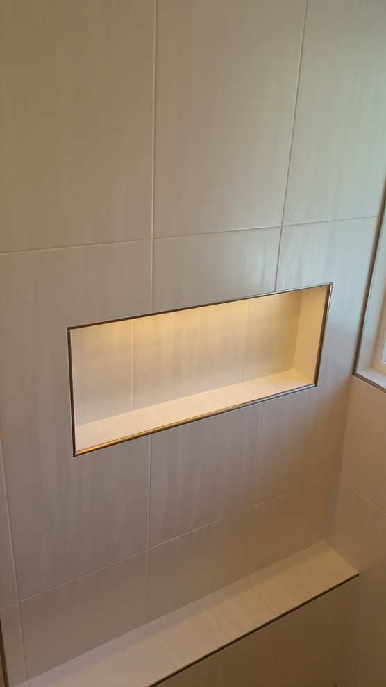 Modelo de cuarto de baño principal moderno de tamaño medio con ducha doble, baldosas y/o azulejos beige, baldosas y/o azulejos de cerámica, suelo de baldosas de porcelana y suelo beige