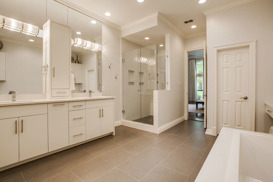 Bild på ett mellanstort funkis badrum, med skåp i shakerstil, vita skåp, ett platsbyggt badkar, grå väggar, bänkskiva i kvarts, en dusch i en alkov, klinkergolv i porslin och ett undermonterad handfat