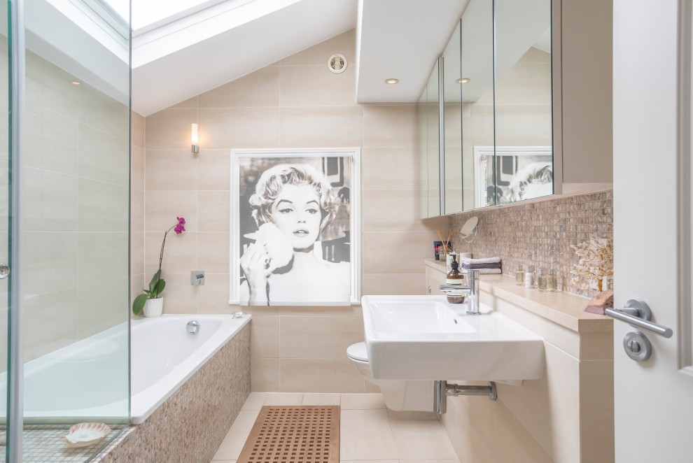 Diseño de cuarto de baño principal, único, flotante y beige y blanco contemporáneo de tamaño medio con bañera empotrada, baldosas y/o azulejos beige, lavabo suspendido, suelo beige y encimeras beige