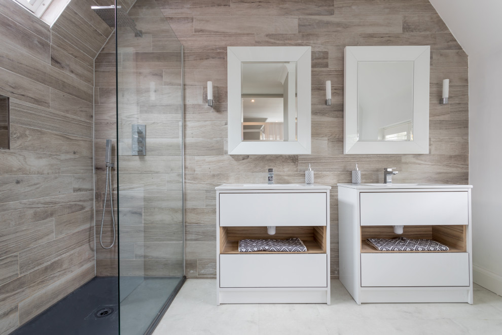 Idéer för att renovera ett stort funkis vit vitt badrum med dusch, med släta luckor, vita skåp, en hörndusch, beige kakel, vita väggar, vitt golv och med dusch som är öppen