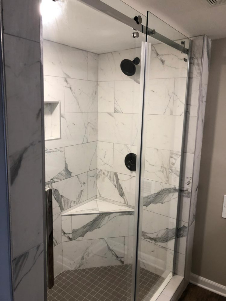 Modernes Badezimmer mit Duschnische, grauen Fliesen, Marmorfliesen, grauer Wandfarbe, grauem Boden und Schiebetür-Duschabtrennung in Sonstige