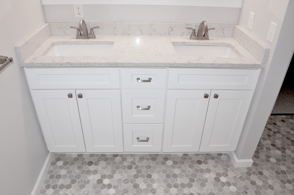 Пример оригинального дизайна: главная ванная комната в классическом стиле с фасадами в стиле шейкер, белыми фасадами, серыми стенами, полом из винила, столешницей из искусственного кварца и серым полом