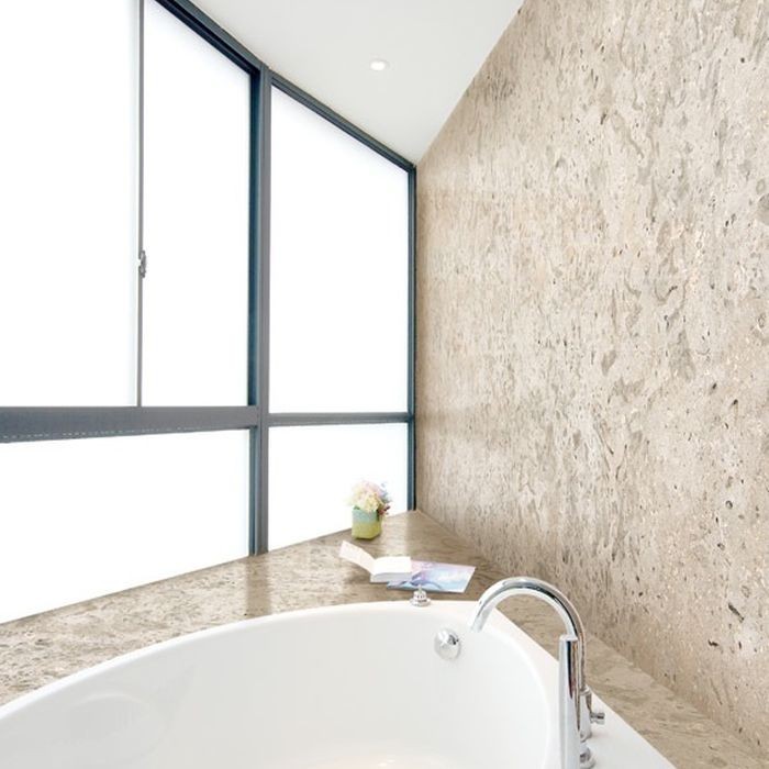 Foto di una stanza da bagno design con piastrelle grigie e lastra di pietra