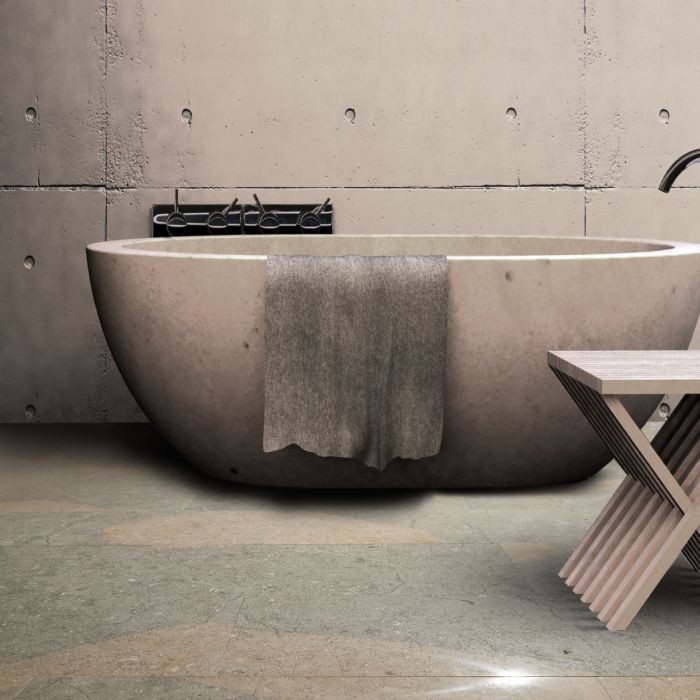 Immagine di una stanza da bagno contemporanea con piastrelle beige, piastrelle in pietra e vasca freestanding