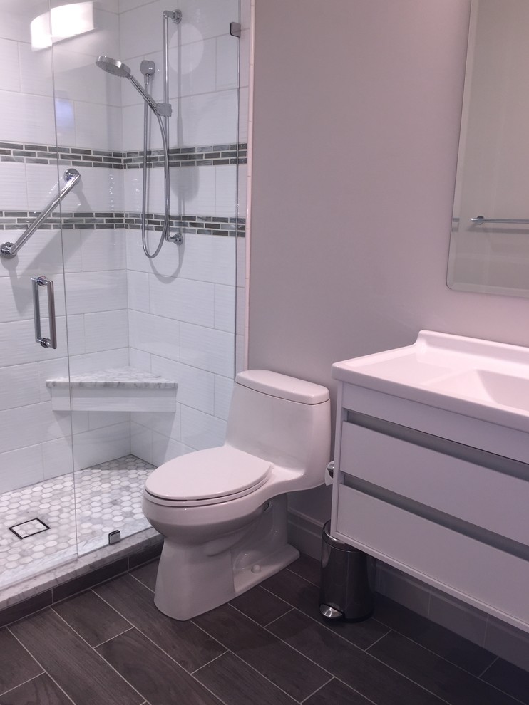 Inredning av ett modernt mellanstort badrum med dusch, med vita skåp, en dusch i en alkov, en toalettstol med hel cisternkåpa, vit kakel, keramikplattor, grå väggar, klinkergolv i keramik, ett integrerad handfat och bänkskiva i kvarts