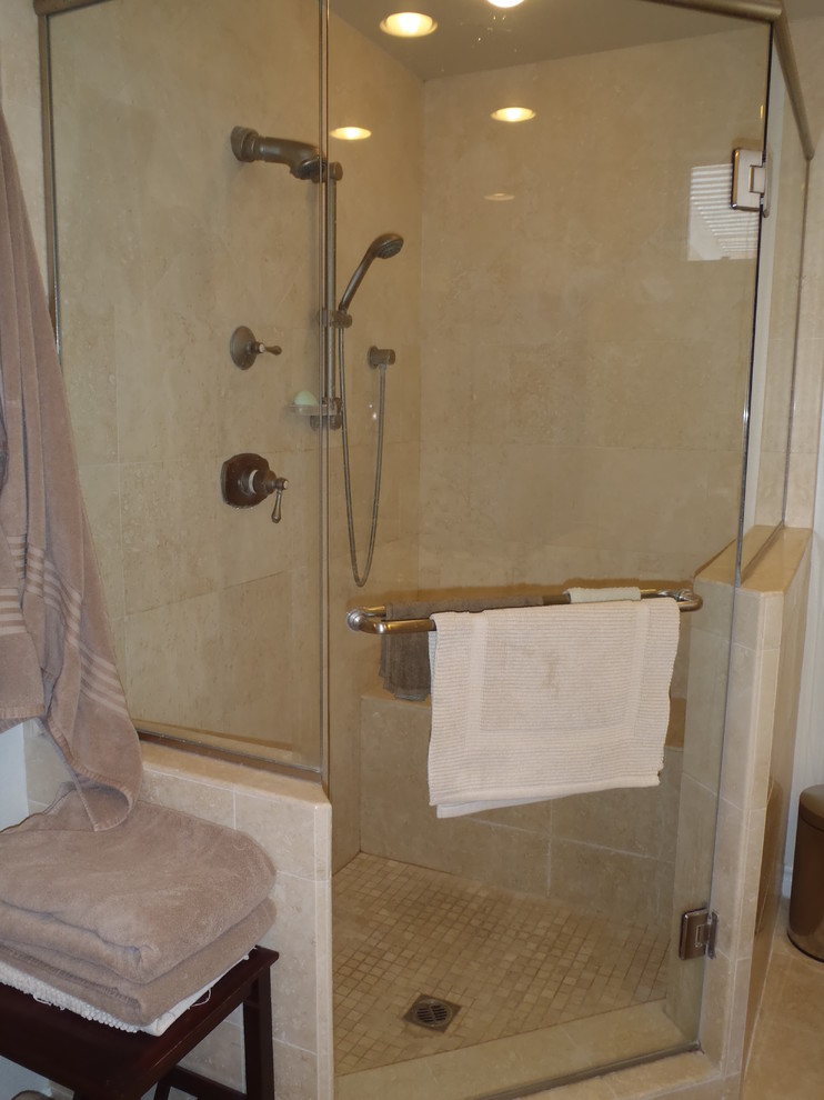 Idéer för att renovera ett mellanstort vintage badrum med dusch, med luckor med upphöjd panel, vita skåp, en hörndusch, en toalettstol med separat cisternkåpa, brun kakel, grå kakel, stenkakel, vita väggar, travertin golv, ett nedsänkt handfat och bänkskiva i kalksten