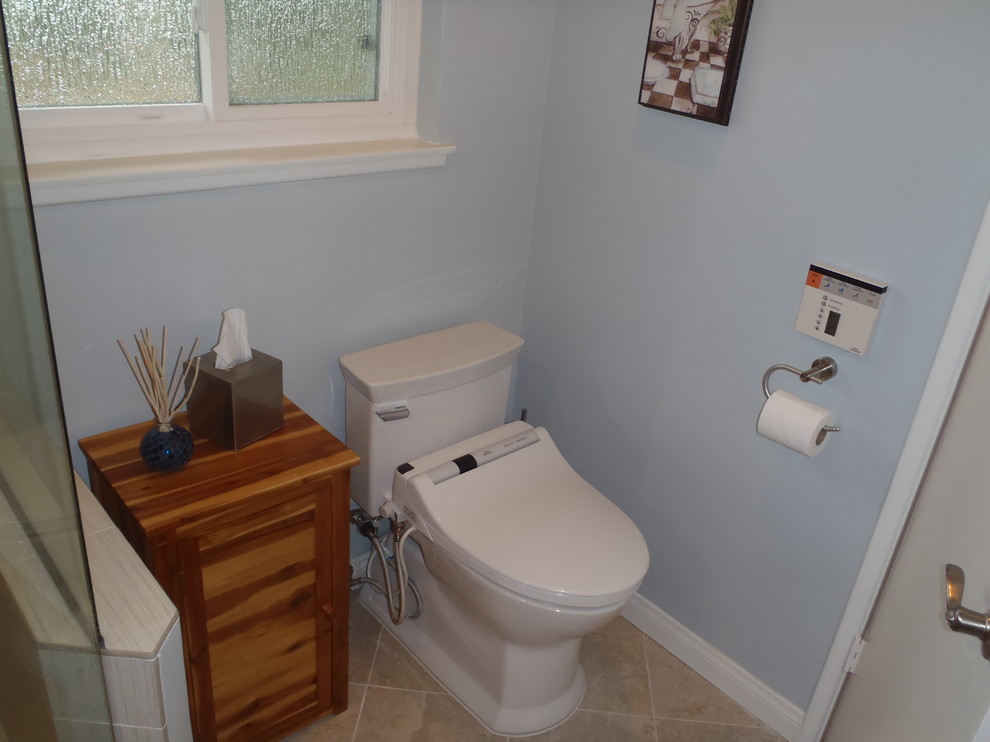 Idéer för att renovera ett litet vintage badrum med dusch, med släta luckor, skåp i mellenmörkt trä, en toalettstol med separat cisternkåpa, blå väggar och travertin golv