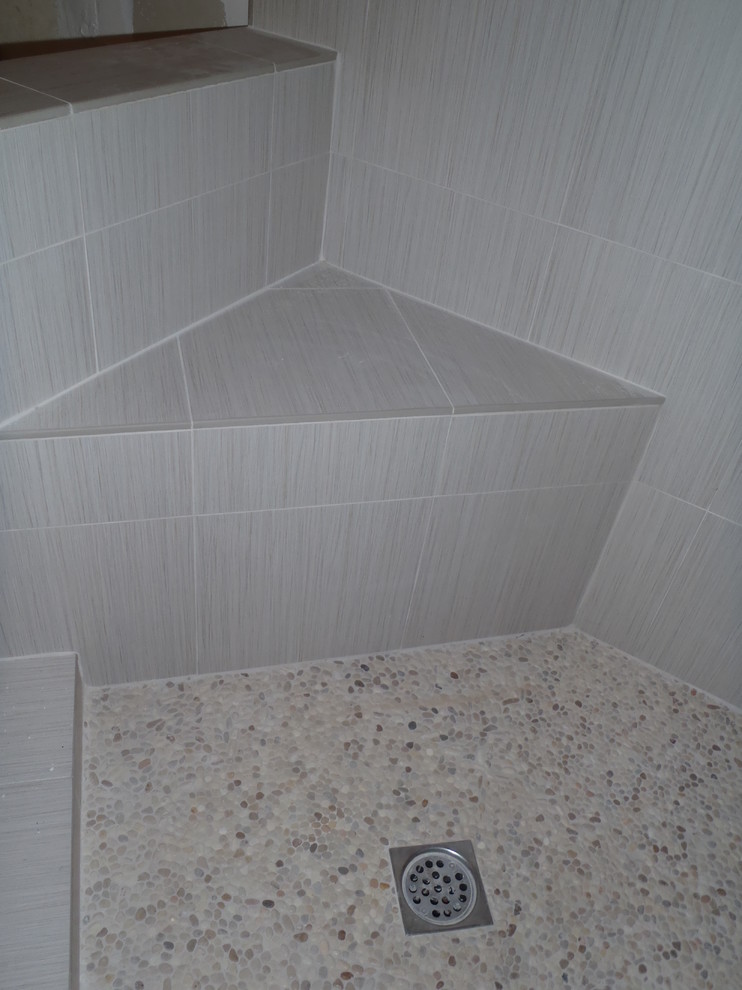 Ejemplo de cuarto de baño tradicional pequeño con aseo y ducha