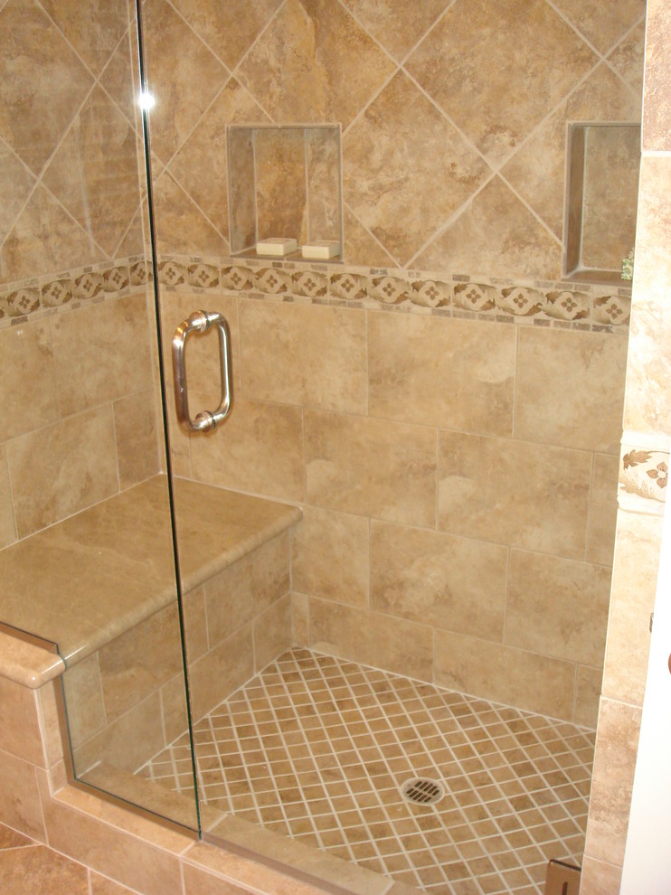Klassisk inredning av ett mellanstort badrum med dusch, med luckor med upphöjd panel, skåp i ljust trä, ett fristående badkar, en hörndusch, en toalettstol med separat cisternkåpa, brun kakel, grå kakel, stenkakel, vita väggar, travertin golv och ett undermonterad handfat