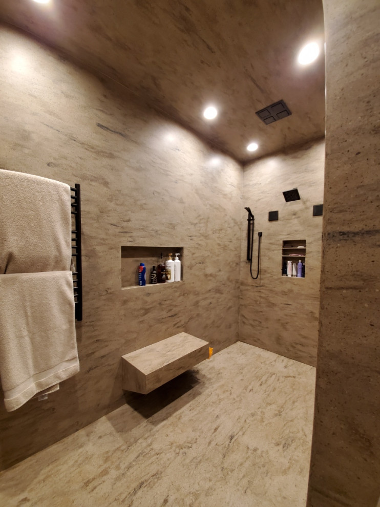 На фото: большая главная ванная комната в стиле модернизм с душем без бортиков, столешницей из искусственного камня, открытым душем и коричневой столешницей