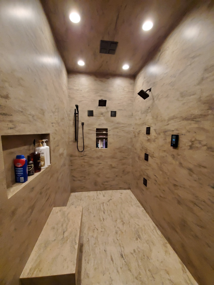 Источник вдохновения для домашнего уюта: большая главная ванная комната в стиле модернизм с душем без бортиков, столешницей из искусственного камня, открытым душем и коричневой столешницей