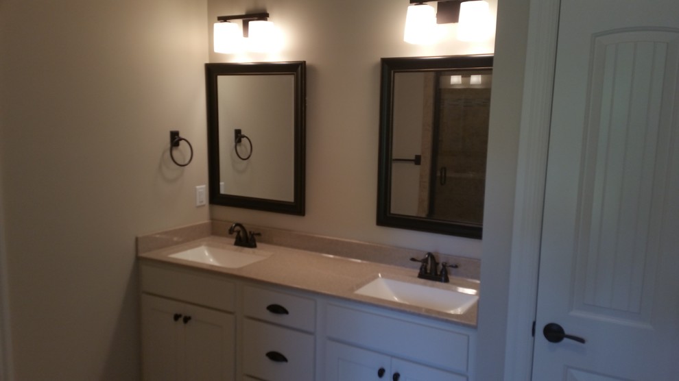 Foto de cuarto de baño tradicional con armarios estilo shaker, puertas de armario blancas y lavabo bajoencimera