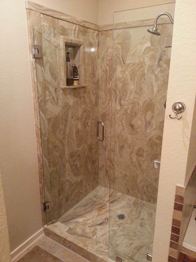 Diseño de cuarto de baño principal clásico de tamaño medio con ducha empotrada, baldosas y/o azulejos beige, baldosas y/o azulejos de cerámica, paredes beige y suelo de baldosas de cerámica