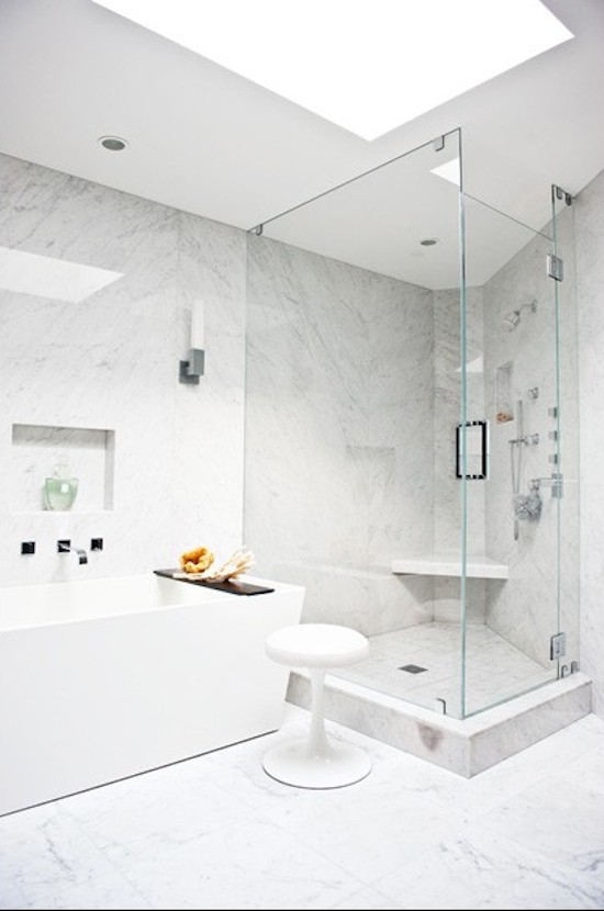 Inspiration för ett mellanstort funkis en-suite badrum, med ett fristående badkar, en toalettstol med hel cisternkåpa, grå kakel, vit kakel, vita väggar, marmorgolv, ett nedsänkt handfat, en hörndusch, marmorkakel, grått golv och dusch med gångjärnsdörr