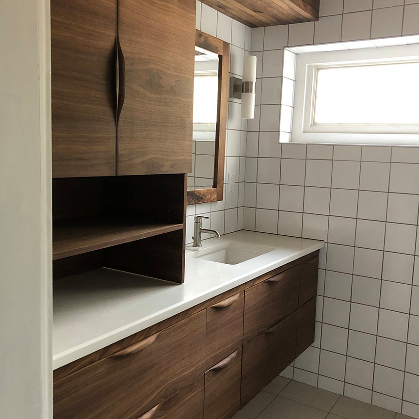 Idee per una piccola stanza da bagno padronale minimalista con ante lisce, ante in legno bruno, un lavabo e mobile bagno sospeso