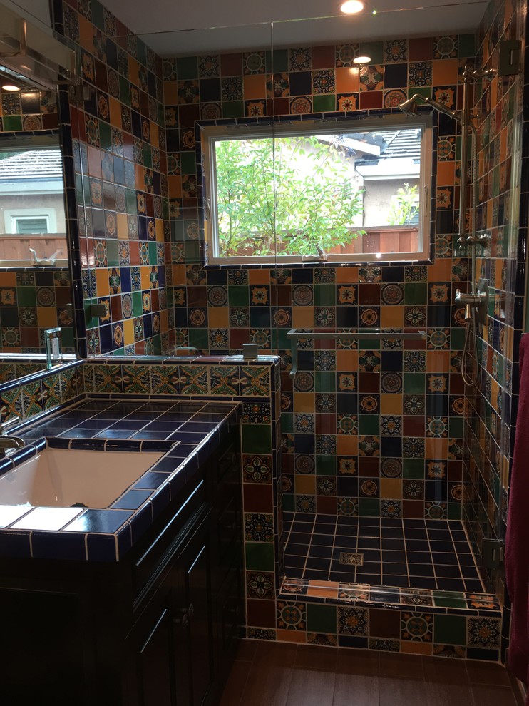 Свежая идея для дизайна: ванная комната в стиле фьюжн с фасадами с выступающей филенкой, искусственно-состаренными фасадами, разноцветной плиткой, плиткой мозаикой, зелеными стенами, душевой кабиной, врезной раковиной и столешницей из плитки - отличное фото интерьера