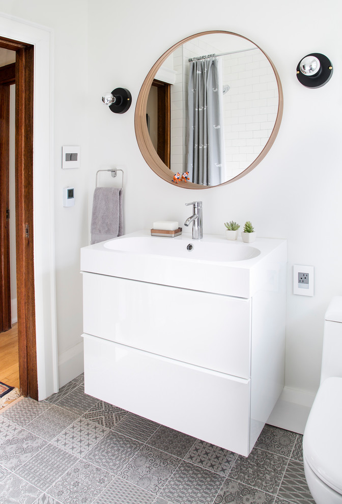 Стильный дизайн: маленькая ванная комната в современном стиле с плоскими фасадами, белыми фасадами, ванной в нише, душем над ванной, унитазом-моноблоком, белыми стенами, полом из керамической плитки, столешницей из искусственного кварца, серым полом, белой плиткой, плиткой кабанчик, душевой кабиной, подвесной раковиной, шторкой для ванной и белой столешницей для на участке и в саду - последний тренд