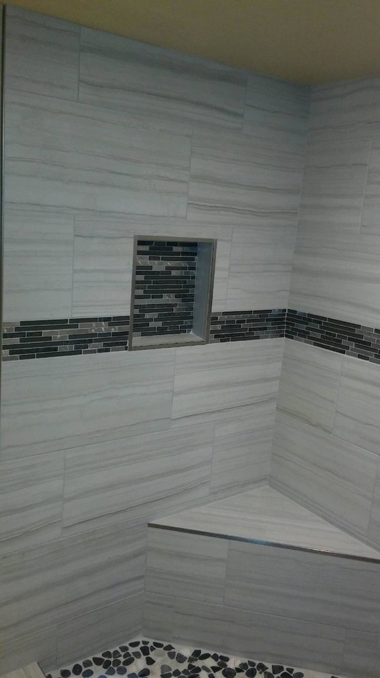 Kleines Modernes Duschbad mit grauen Fliesen, Keramikfliesen, grauer Wandfarbe und Kiesel-Bodenfliesen in Phoenix