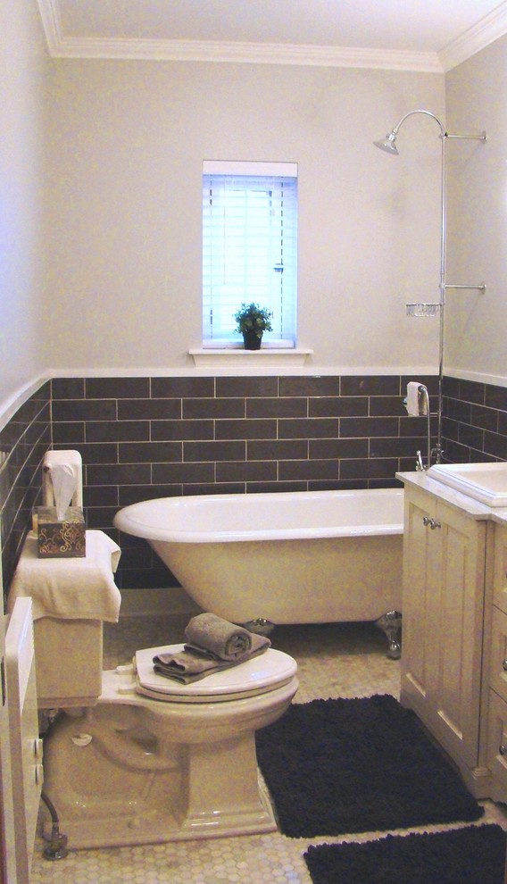 Idéer för ett mellanstort lantligt vit en-suite badrum, med ett nedsänkt handfat, skåp i shakerstil, vita skåp, marmorbänkskiva, ett badkar med tassar, en dusch/badkar-kombination, vit kakel, tunnelbanekakel, grå väggar, marmorgolv, en toalettstol med separat cisternkåpa, vitt golv och dusch med duschdraperi
