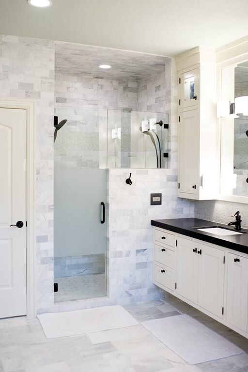Bild på ett vintage badrum, med skåp i shakerstil, vita skåp, en dusch i en alkov, grå kakel, vit kakel, vita väggar, ett undermonterad handfat, bänkskiva i kvarts, grått golv och dusch med gångjärnsdörr