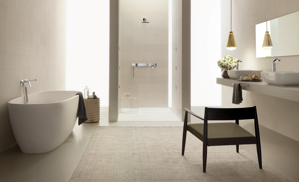 Großes Modernes Badezimmer En Suite mit freistehender Badewanne, bodengleicher Dusche, weißen Fliesen, Porzellan-Bodenfliesen und Aufsatzwaschbecken in Florenz