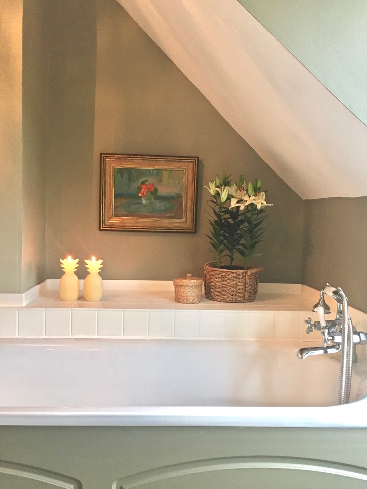 A relaxing bathroom under the eaves Traditional Bathroom