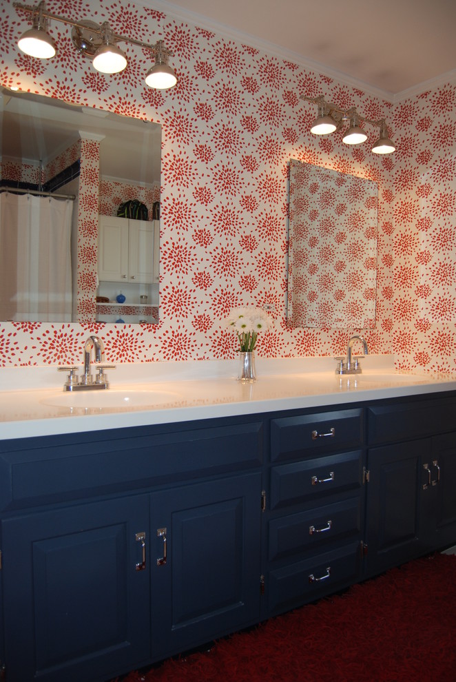 Klassisches Badezimmer En Suite mit profilierten Schrankfronten, schwarzen Schränken, bunten Wänden, Mineralwerkstoff-Waschtisch, Korkboden und integriertem Waschbecken in Boston