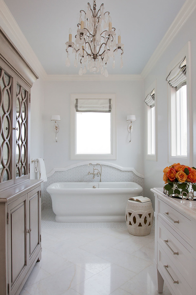 Esempio di una stanza da bagno classica con ante in stile shaker, ante bianche e vasca freestanding