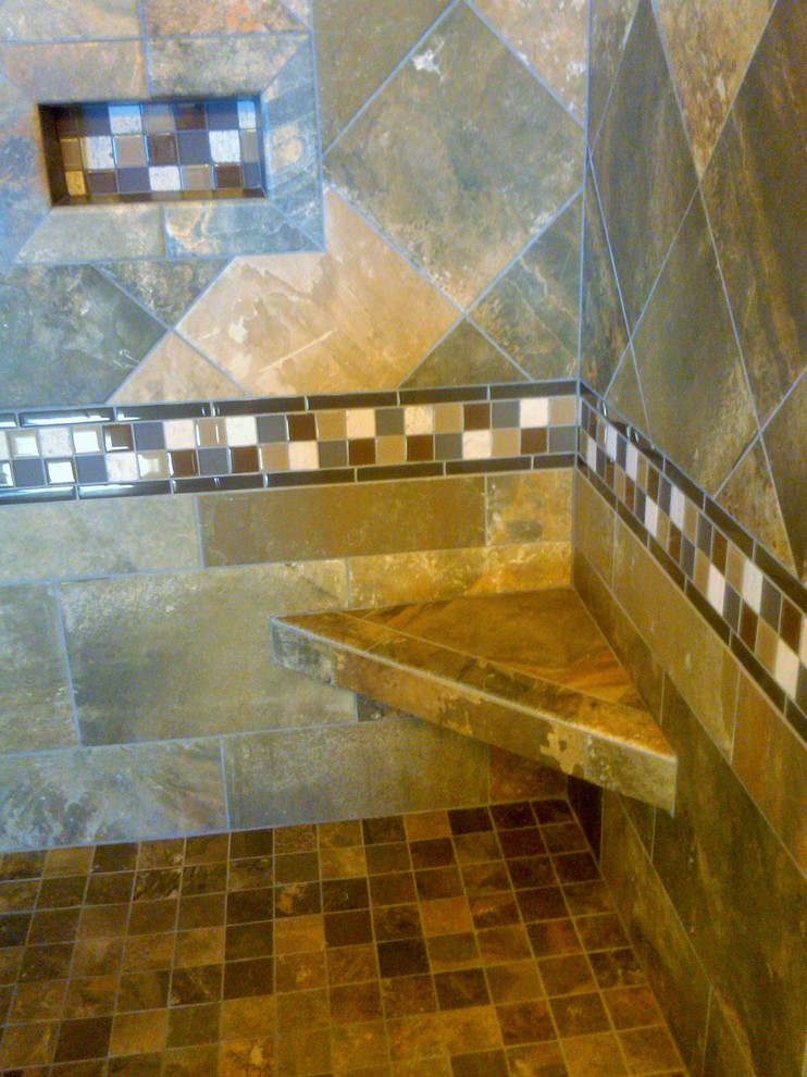 Rustikales Badezimmer mit Einbaubadewanne, farbigen Fliesen, Porzellanfliesen und Porzellan-Bodenfliesen in Sonstige