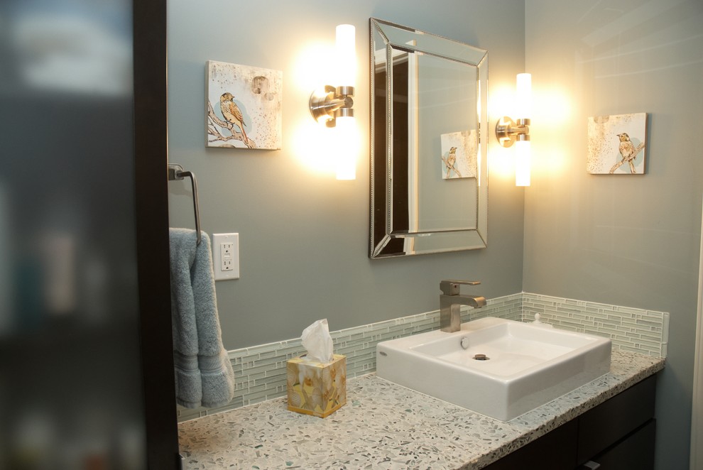 Источник вдохновения для домашнего уюта: ванная комната среднего размера в стиле неоклассика (современная классика) с плоскими фасадами, темными деревянными фасадами, синей плиткой, серой плиткой, удлиненной плиткой, серыми стенами, душевой кабиной, настольной раковиной и столешницей терраццо