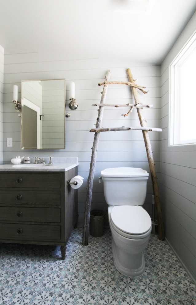 Inspiration pour une petite salle de bain marine en bois brun avec un placard en trompe-l'oeil, WC séparés, un carrelage gris, une plaque de galets, un mur gris, un sol en marbre, un lavabo encastré, un plan de toilette en marbre, un sol multicolore, une cabine de douche à porte battante, un plan de toilette blanc, un banc de douche, meuble simple vasque, meuble-lavabo sur pied et du lambris de bois.