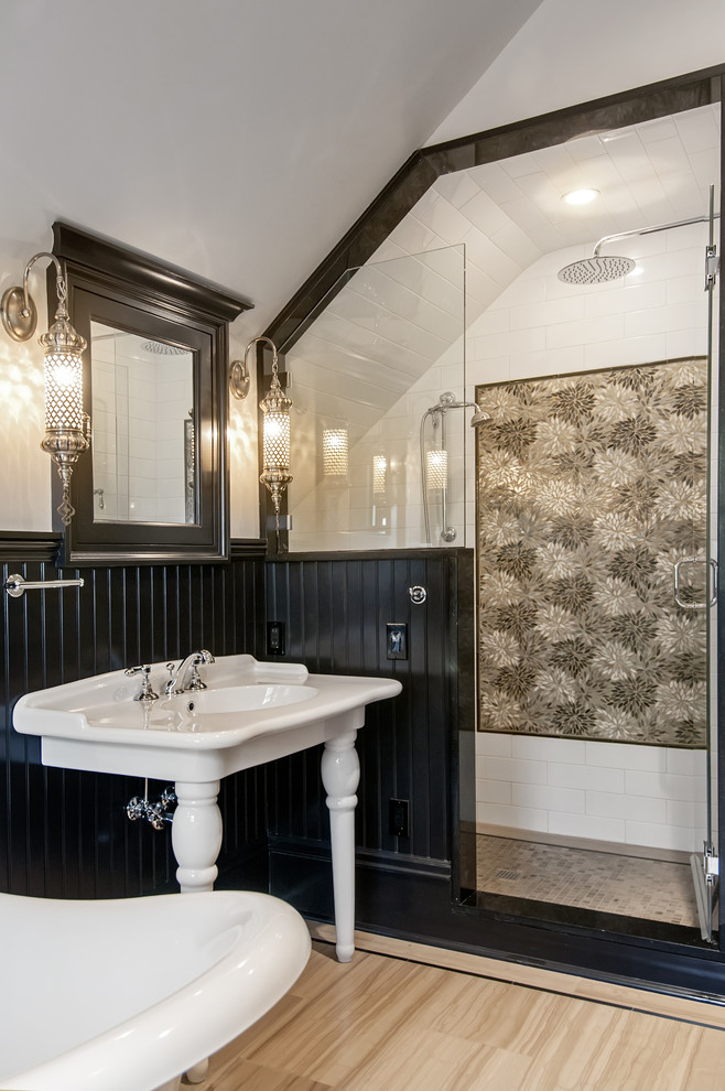 Свежая идея для дизайна: ванная комната в классическом стиле с консольной раковиной, отдельно стоящей ванной, душем в нише, белой плиткой, плиткой кабанчик, белыми стенами и полом из керамической плитки - отличное фото интерьера