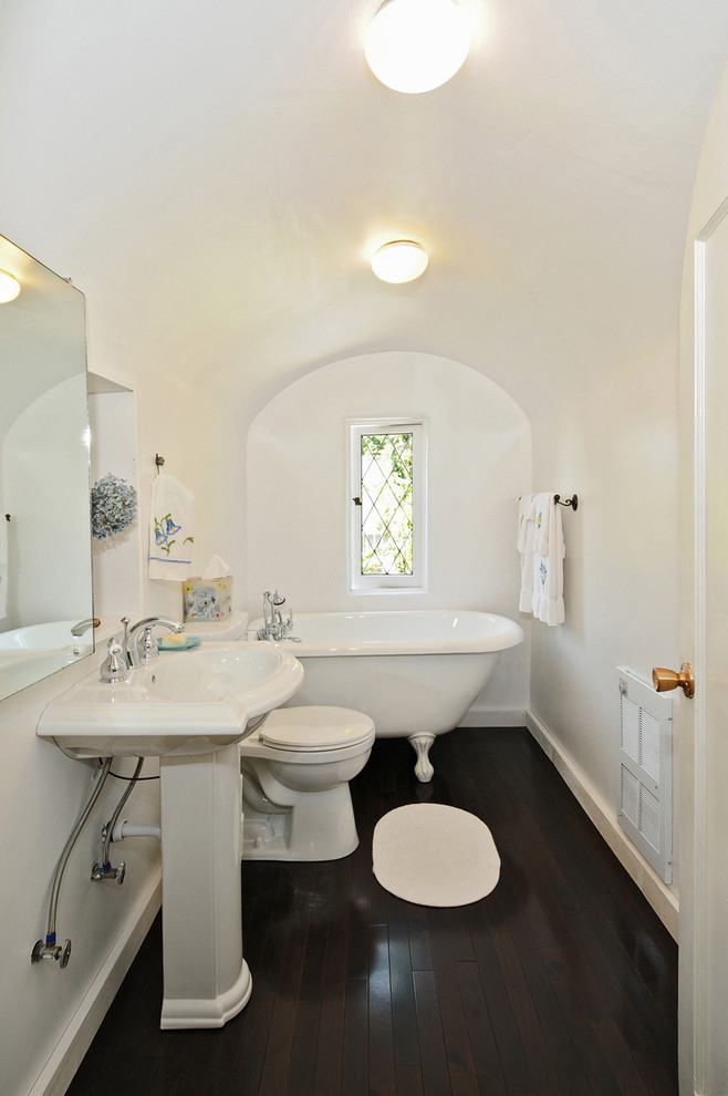 Свежая идея для дизайна: ванная комната с ванной на ножках и раковиной с пьедесталом - отличное фото интерьера