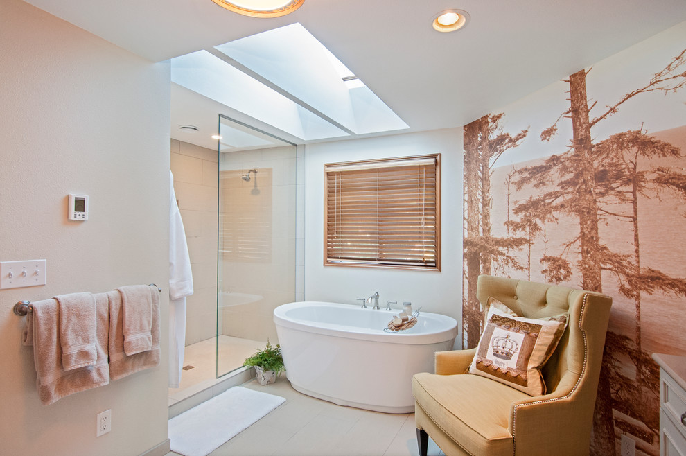 Bild på ett badrum, med ett fristående badkar, en dusch i en alkov och beige kakel