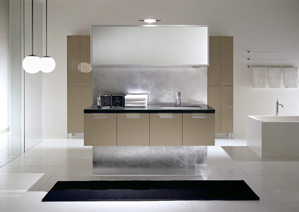 Aménagement d'une salle de bain moderne avec un lavabo encastré, un placard à porte plane, des portes de placard beiges, une baignoire indépendante et un carrelage blanc.