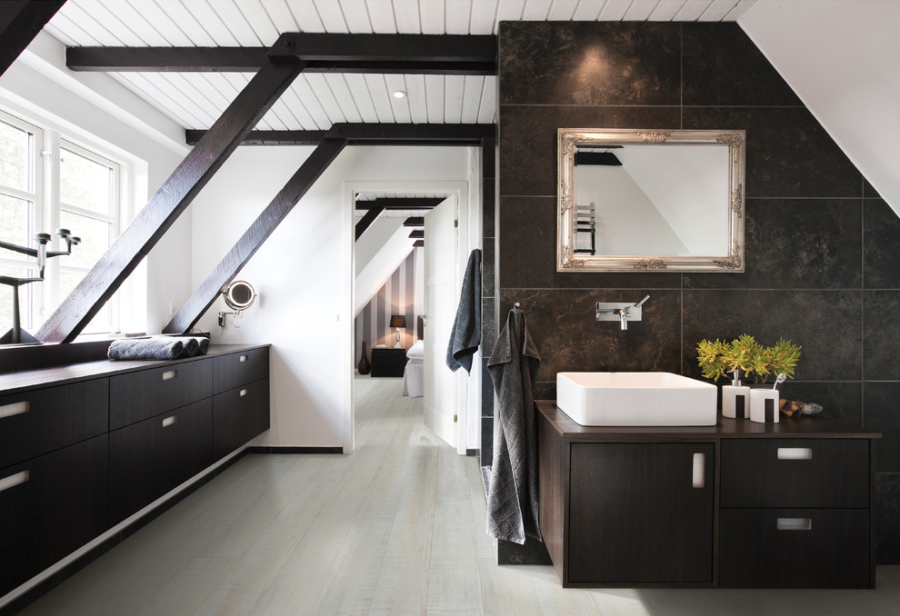 Exemple d'une grande salle de bain principale tendance en bois foncé avec une vasque, un placard à porte plane, un plan de toilette en bois, un carrelage marron, un mur blanc, un sol en vinyl et un sol beige.