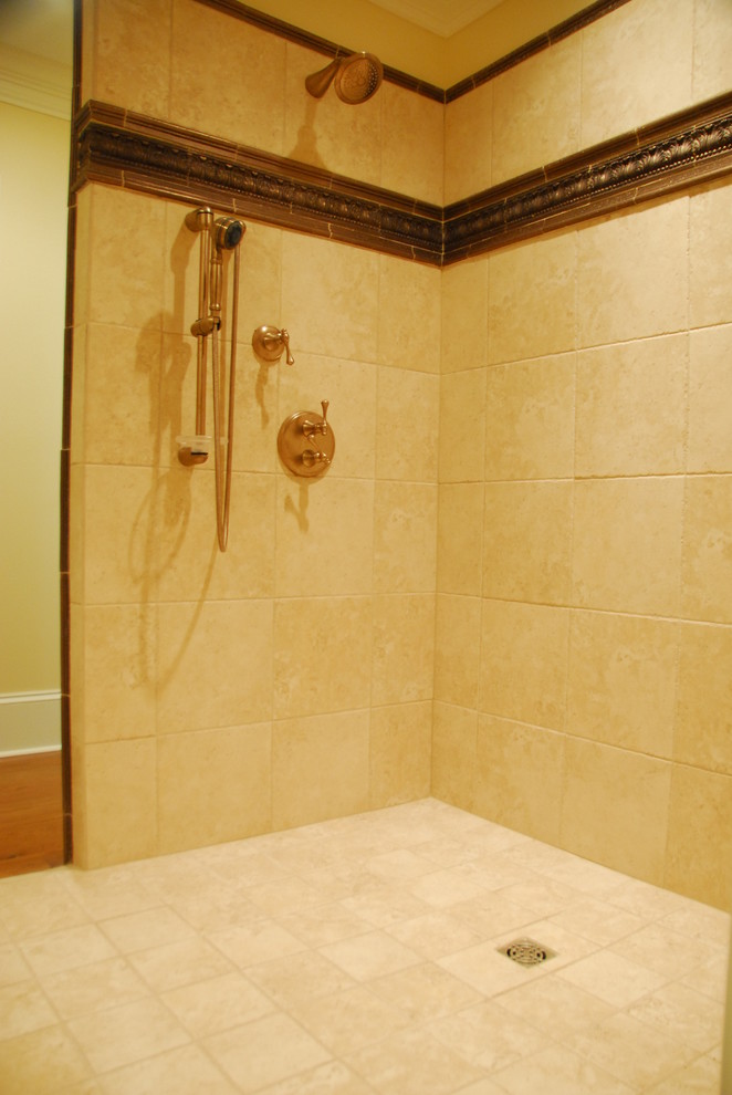 Immagine di una stanza da bagno classica con doccia alcova e doccia aperta