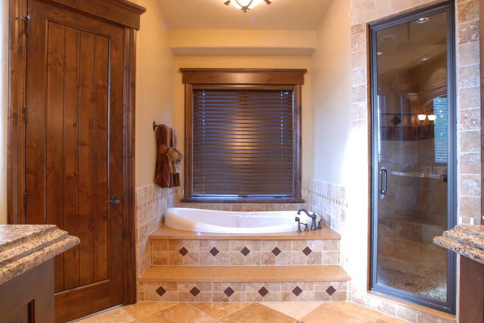 Diseño de cuarto de baño tradicional con piedra