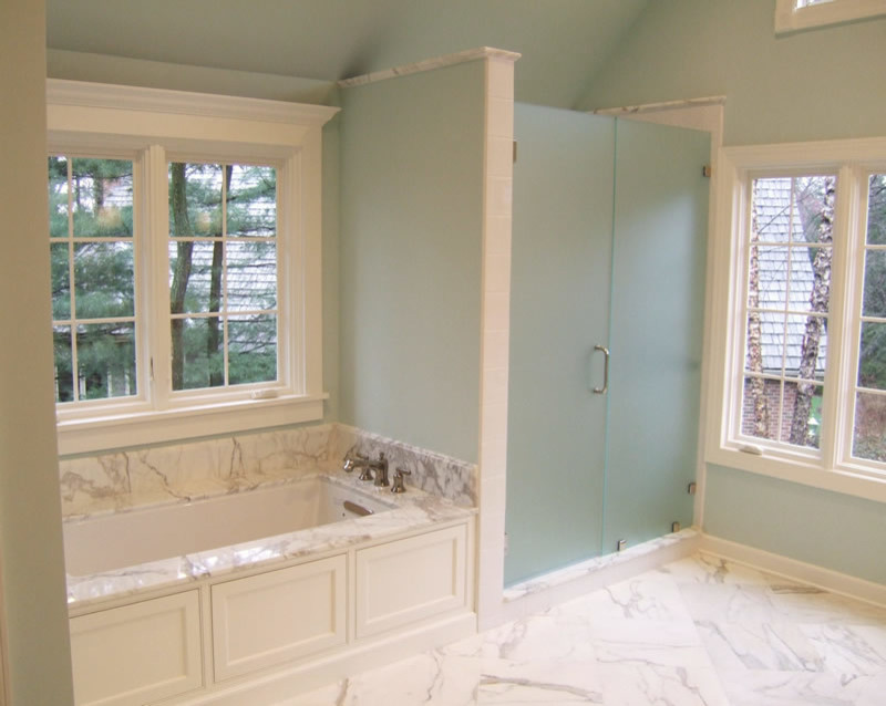 Пример оригинального дизайна: большая главная ванная комната в классическом стиле с фасадами в стиле шейкер, белыми фасадами, полновстраиваемой ванной, душем в нише, зелеными стенами, мраморным полом, врезной раковиной и мраморной столешницей