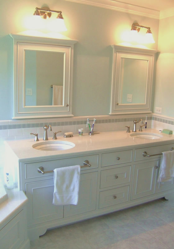 Bild på ett stort vintage en-suite badrum, med luckor med infälld panel, vita skåp, ett platsbyggt badkar, grön kakel, vit kakel, porslinskakel, gröna väggar, klinkergolv i keramik, ett undermonterad handfat och bänkskiva i akrylsten