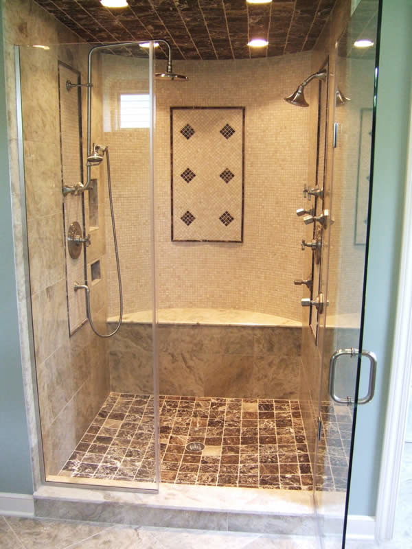 Ispirazione per una stanza da bagno padronale classica di medie dimensioni con doccia alcova, piastrelle beige, piastrelle marroni, piastrelle in ceramica e pavimento in travertino