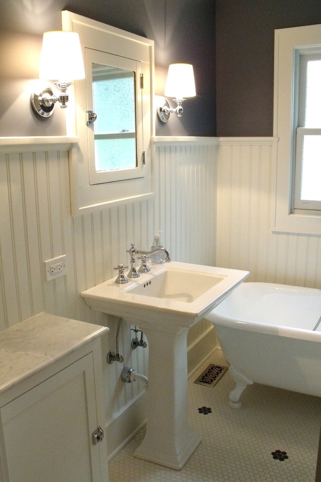 Foto på ett mellanstort vintage badrum med dusch, med skåp i shakerstil, vita skåp, ett badkar med tassar, lila väggar, mosaikgolv, ett piedestal handfat och bänkskiva i akrylsten