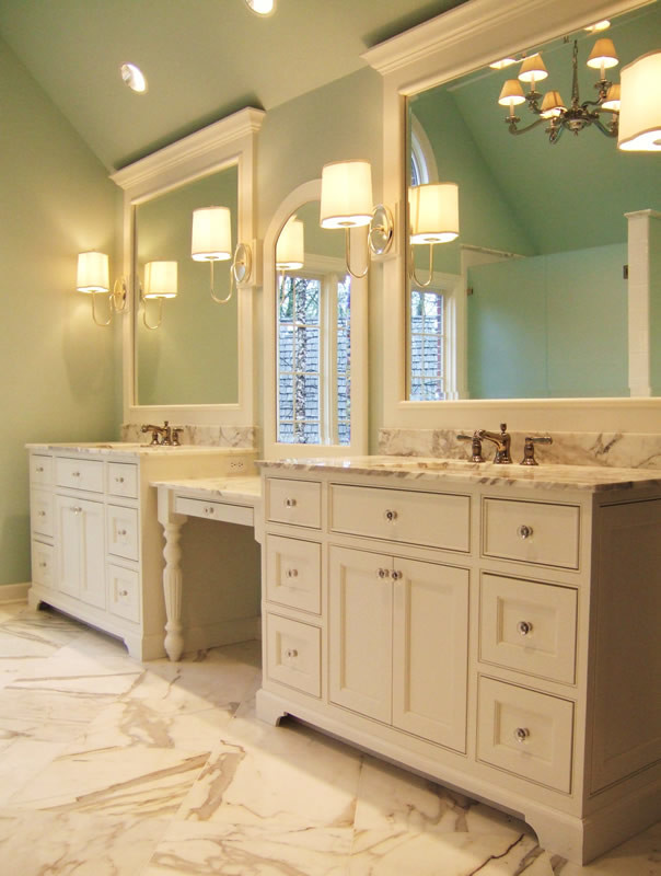 Esempio di una grande stanza da bagno padronale tradizionale con ante in stile shaker, ante bianche, pareti verdi, pavimento in marmo, lavabo sottopiano e top in marmo