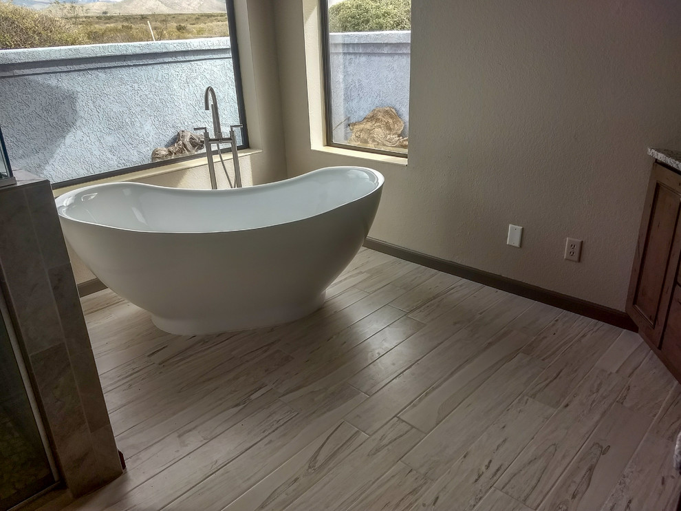Modelo de cuarto de baño principal de estilo americano con bañera esquinera y ducha esquinera